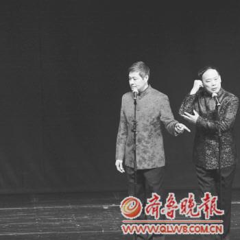 相声名家刘伟和赵伟洲正合说相声《电影趣谈》.(图片由大剧院提供)