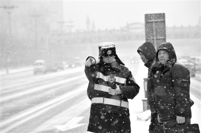 大雪天,交警上岗保畅通(组图)