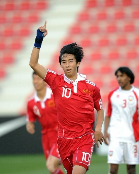 图文:[国青]中国2-0阿联酋 罗森文庆祝进球-搜狐体育