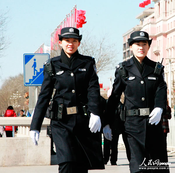 服务两会安保的北京女警(组图)