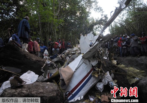 2012年3月8日，一架货运飞机在洪都拉斯首都特古西加尔巴附近的一个村庄坠毁，据当地媒体报道，坠机事故造成飞机驾驶员身亡。