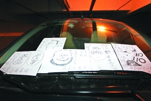 不速之客占车位长春女子画漫画贴在其风挡玻