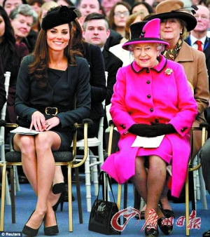 英国女王（右）在凯特王妃的陪同下，访问德蒙福特大学。