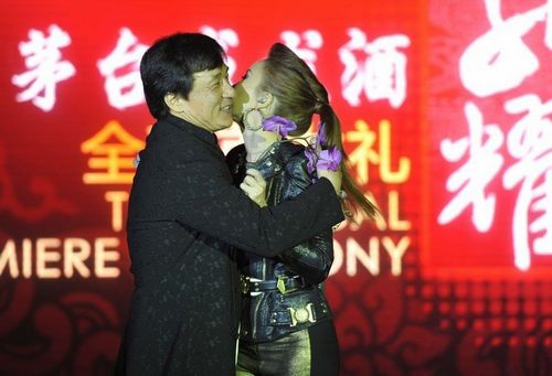 成龙与李玟拥抱问候。(点击查看高清组图)
