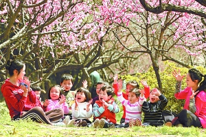 2011年3月30日，江苏省无锡市侨谊幼儿园的小朋友在老师的带领下来到梅园，置身于暖暖的阳光下，感受大自然的美景。 张浩 摄