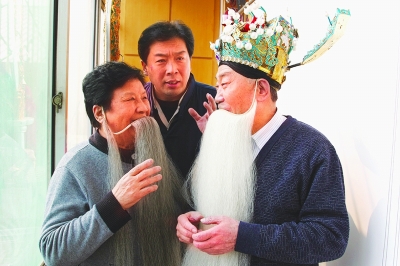 图为太原市晋剧艺术研究院中两代晋剧"丁派"传承人母亲阎惠贞,父亲武