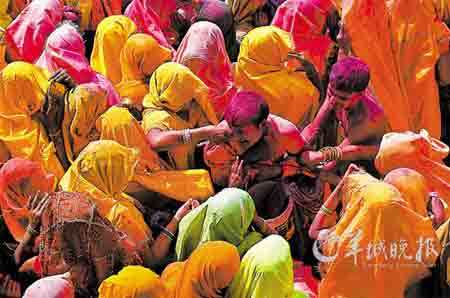印度庆祝传统新年洒红节民众互涂颜料狂欢