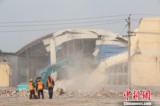 图为10日拍摄的造纸企业厂房拆除现场。记者 田进摄