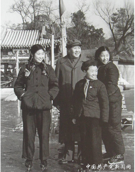 图1：1958年，吕厚民手拿闪光灯、相机、挎包和毛主席握手。