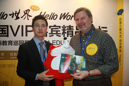 美国俄亥俄大学语言中心主任Gerard  A.krzic（右）和中国招生代表刘彦贝