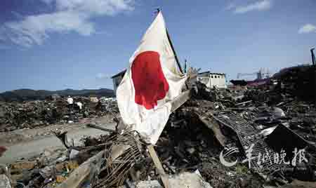 2011年5月7日拍摄的地震废墟上的日本国旗2011年4月4日,宫城县一家庭