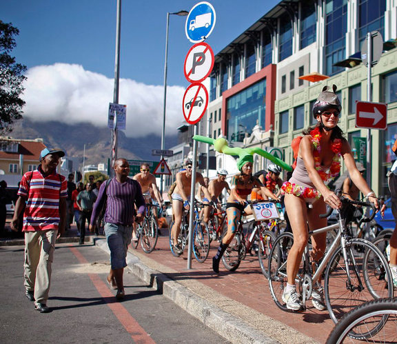 2012年3月10日，南非开普敦举行自行车游行（WNBR）。自行车游行是一项全球性活动，号召民众拒绝对石油的依赖，并赞颂我们身体的力量与个人性。