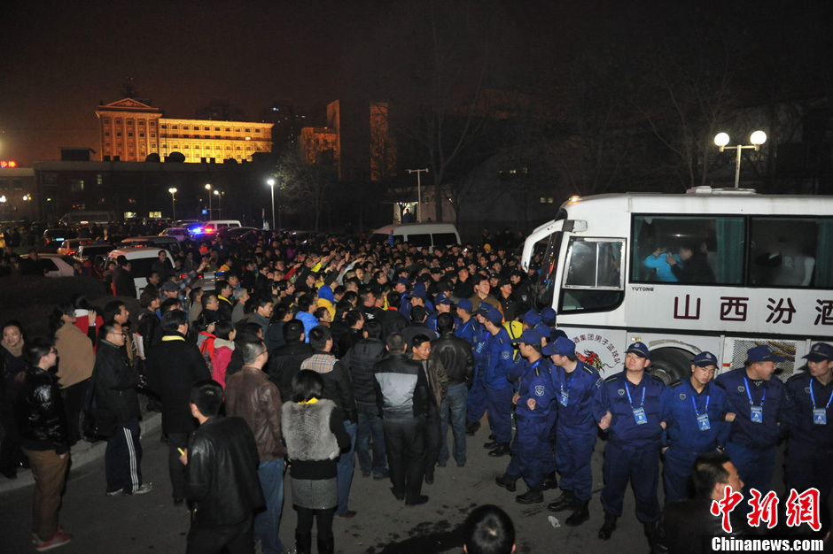 CBA半决赛第4场 山西球迷赛后围攻北京队大巴