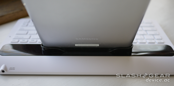 三星Galaxy Tab 7.7新附件 全尺寸键盘Dock上手试玩