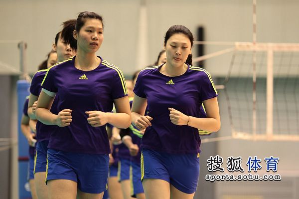 图文:中国女排公开训练课 队员跑步热身