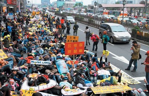 台湾民众反核 呼吁当局停用核电将废料撤出兰屿(组图)