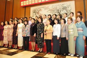 驻日本使馆举办纪念三八妇女节招待会(组图