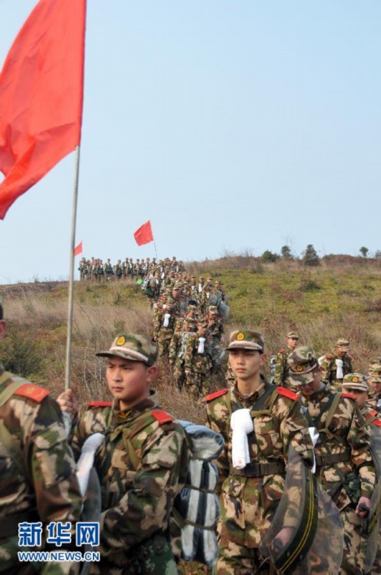 江西:武警新兵深山拉练(1)(组图)