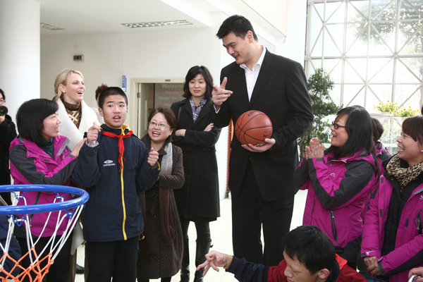 组图:姚明夫妇拜访特教学校 小巨人秀排球球技