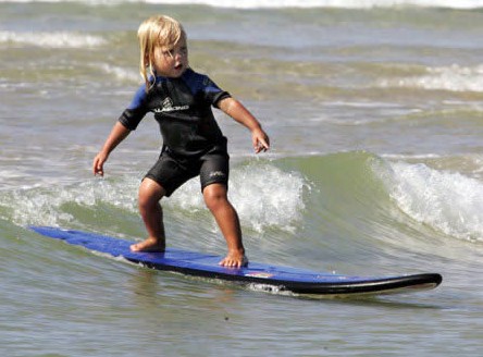 世界上最年轻的冲浪者 奥马尔只有两岁，但已经是冲浪的老手了，并已获得澳大利亚布里斯班冲浪用品店的多个代言。（资料图）