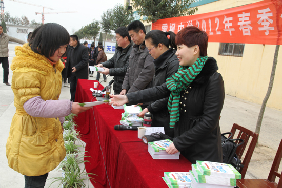 3月7日,永城市司法局组织市普法讲师团成员,司法局法制科科长张红梅