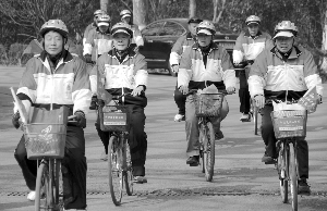 昨天上午，南京市老年体育协会自行车骑游总队在雨花台举行“大力弘扬雷锋精神学习先进服务青奥”动员大会。