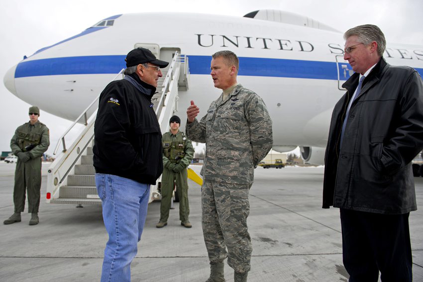 美国国防部长莱昂帕内塔(左)抵达吉尔吉斯斯坦马纳斯空军基地后,与