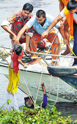 孟加拉载200人渡船沉没;; 韩国沉船遇难女生