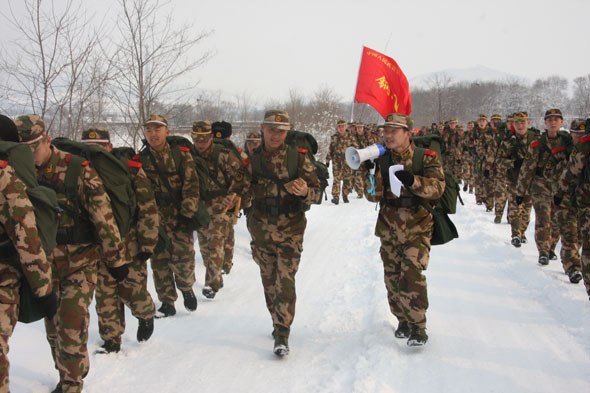 武警8620部队千余官兵顶风冒雪踏上三天野营拉练征程