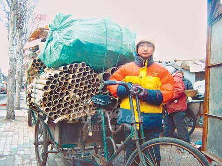 拾荒少年10年捡旧物换钱 帮贫助困记下慈善账本