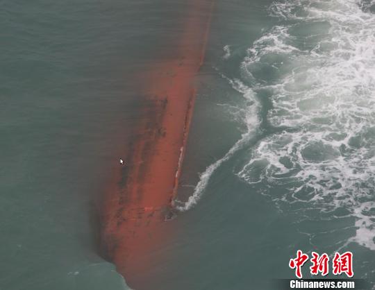 中国海监7112直升机航拍的韩国货轮沉没船体
