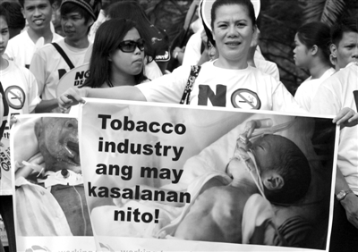 菲数百示威者围堵烟草展览会 政府支持立法增税