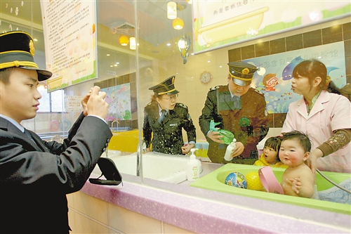 重庆卫生局:家长选择婴儿游泳馆要看三证