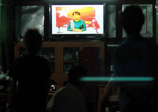 14日，仰光，缅甸民众观看当天昂山素季一场竞选演说的电视画面。