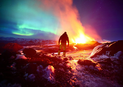 摄影师冒险拍摄绚丽北极光和发光火山熔岩(图