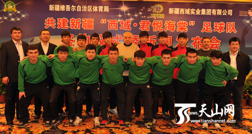 征战全国足球乙级联赛的新疆队全体教练员,队员