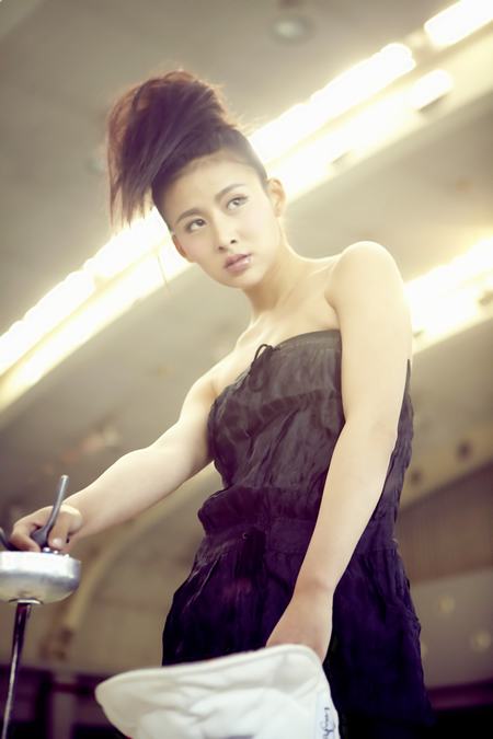 贾青优雅玩转击剑竞技与美丽上演时尚对决