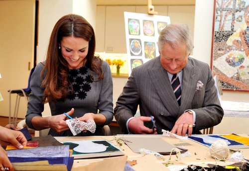 凯特王妃和公公王储查尔斯访问画廊时，亲自动手制作艺术拼贴画。