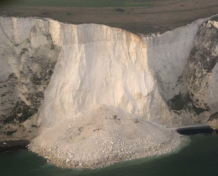 英国著名景点白崖因极端天气发生坍塌_首页小