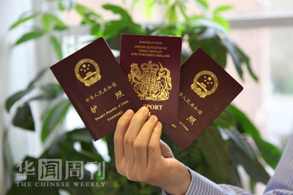 持永久居留签证面临入籍抉择 英华裔移民骑墙观望