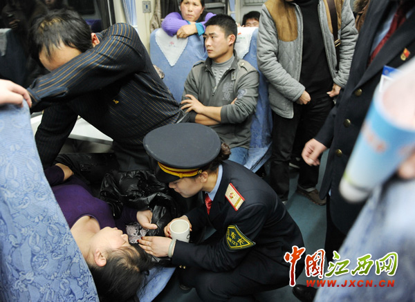 旅客突发疾病 南铁K115次车上的30分钟救援(