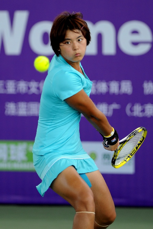 图文:ITF国际网球女子巡回赛 王雅繁瞄准来球-