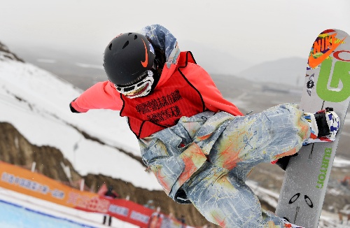 图文:全国单板u型场地滑雪赛 李爽在比赛中