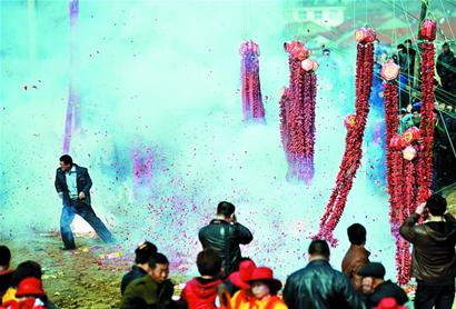 3万游客齐聚田横祭海 鲈鱼公鸡饽饽上供(图)