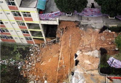 湖南财经学院护坡坍塌 两宿舍学生紧急转移(图