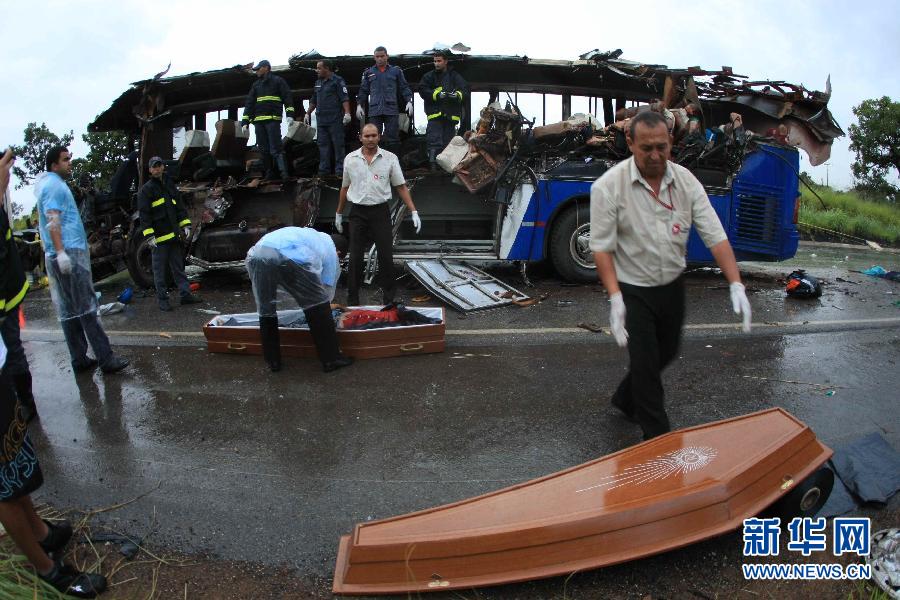 米纳斯吉拉斯 巴西/这是3月17日拍摄的巴西米纳斯吉拉斯州重大交通事故现场。