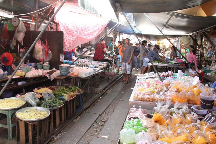 高清:泰国媚功市场铁路上摆摊卖菜(组图)