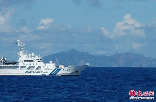 钓鱼岛清晰可见，日本巡逻舰照例横在中方渔政船与钓鱼岛之间。