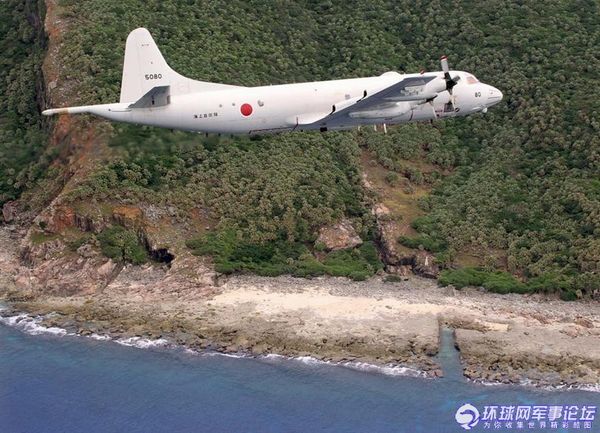日本海上自卫队P-3C侦察机飞越钓鱼岛。