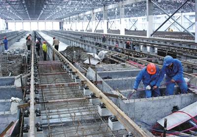 列车检修库房是杭州地铁1号线湘湖站停车场的重要厂房。目前，厂房已全部建好，十多条路基已铺好铁轨，工人们正在进行各种电气线路的安装、铺设。